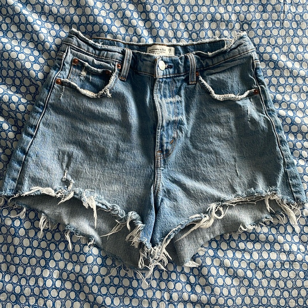 Abercrombie The ‘90s Relaxed Cutoff Short High Rise